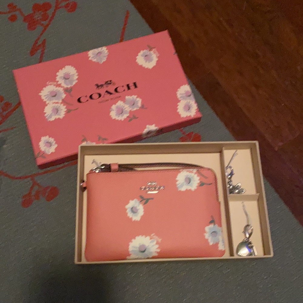 Coach Boxed Corner Zip Wristlet With Daisy Print